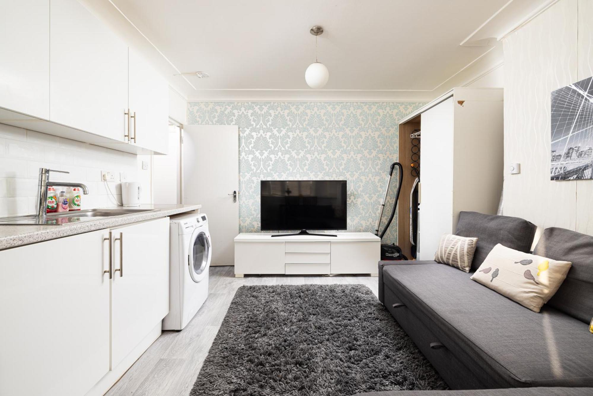 One Bedroom Apartment Opposite Brent Cross Station 런던 외부 사진
